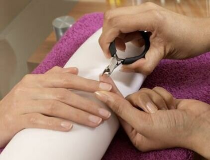 Soin des ongles — travail des cuticules