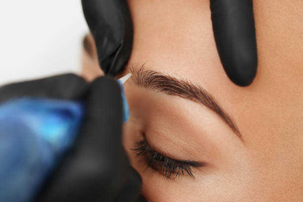 Microblading des sourcils en cours à l'institut